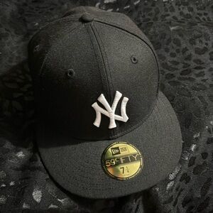 NY black hat size 7 1/4
